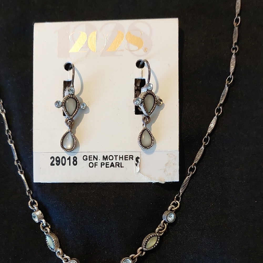 1928 Mother of Pearl Pendant Necklace With Matching Earrings